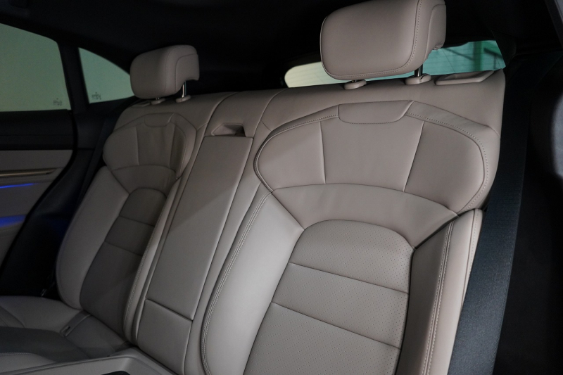 ポルシェ タイカン クロスツーリスモ 4S 1オーナー OP334 スポクロ ツートーンスムースレザー リアアクスルステア パワステプラス パノラマルーフ バルカノグレー 中古車 中古車