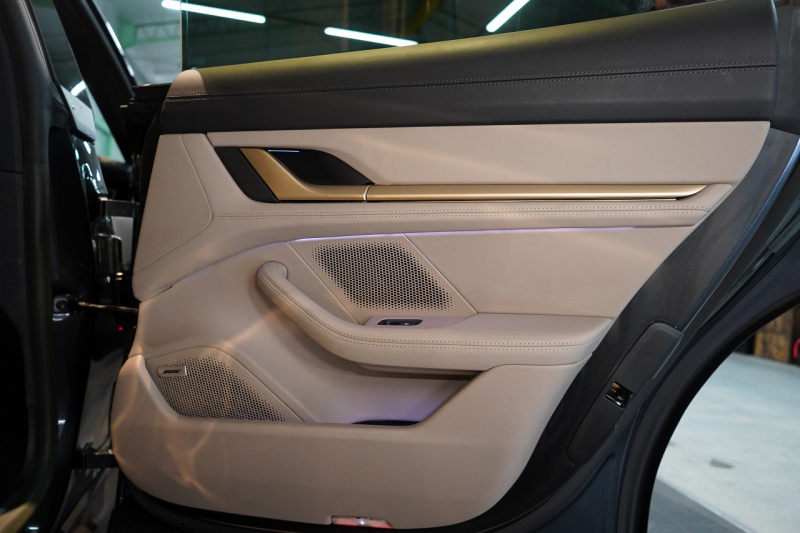 ポルシェ タイカン クロスツーリスモ 4S 1オーナー OP334 スポクロ ツートーンスムースレザー リアアクスルステア パワステプラス パノラマルーフ バルカノグレー 中古車 中古車