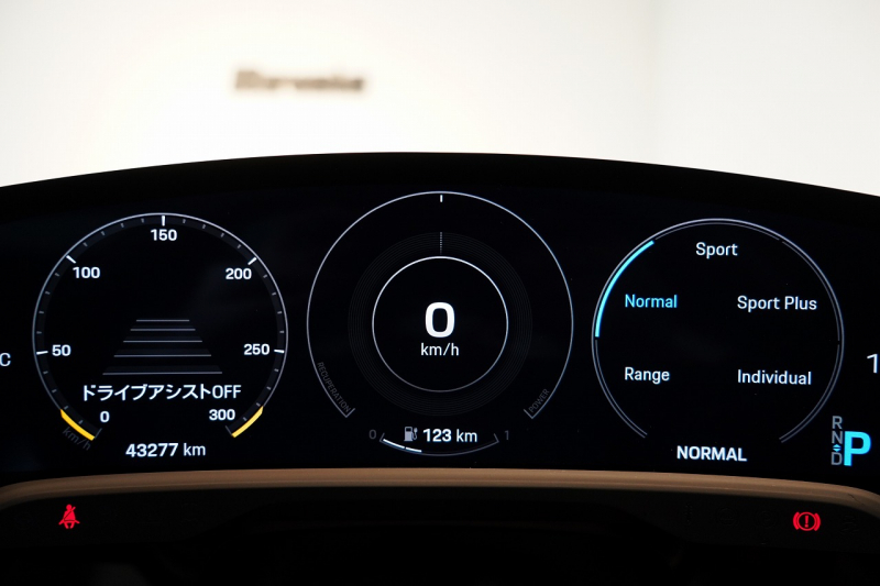 ポルシェ タイカン クロスツーリスモ 4S 1オーナー OP334 スポクロ ツートーンスムースレザー リアアクスルステア パワステプラス パノラマルーフ バルカノグレー 中古車 中古車