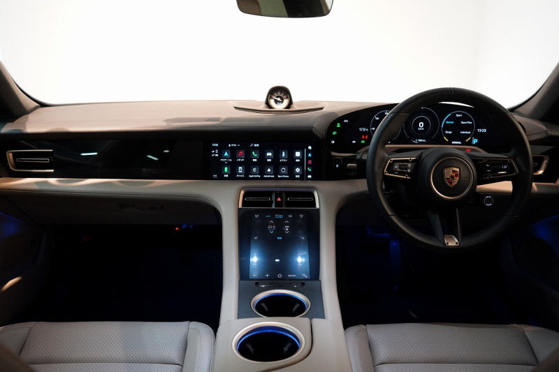 ポルシェ タイカン クロスツーリスモ 4S 1オーナー OP334 スポクロ ツートーンスムースレザー リアアクスルステア パワステプラス パノラマルーフ バルカノグレー 中古車 中古車