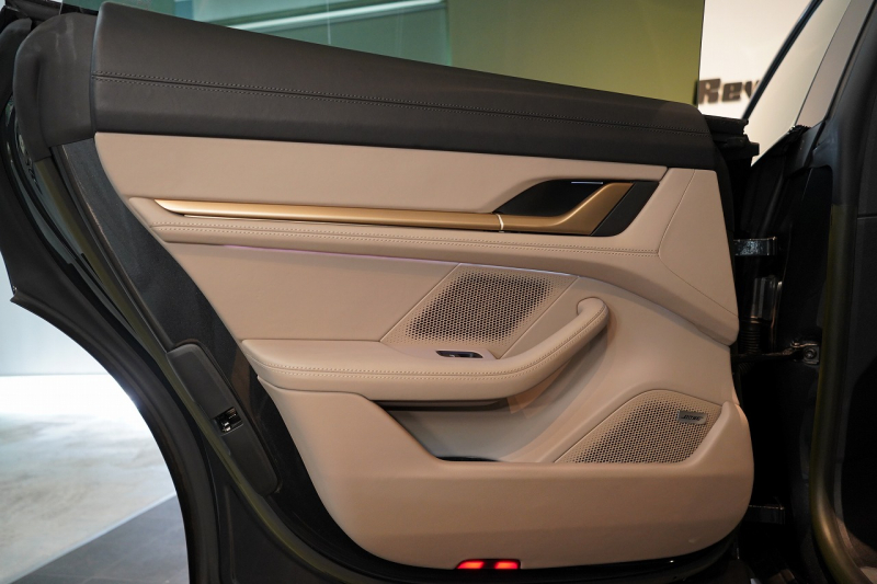 ポルシェ タイカン クロスツーリスモ 4S 1オーナー OP334 スポクロ ツートーンスムースレザー リアアクスルステア パワステプラス パノラマルーフ バルカノグレー 中古車 中古車