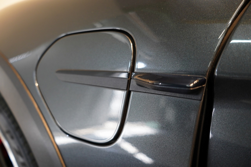 ポルシェ タイカン クロスツーリスモ 4S 1オーナー OP334 スポクロ ツートーンスムースレザー リアアクスルステア パワステプラス パノラマルーフ バルカノグレー 中古車 中古車