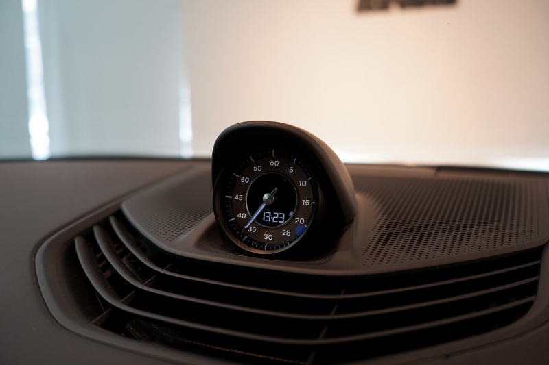 ポルシェ タイカン クロスツーリスモ 4S 1オーナー OP334 スポクロ ツートーンスムースレザー リアアクスルステア パワステプラス パノラマルーフ バルカノグレー 中古車 中古車