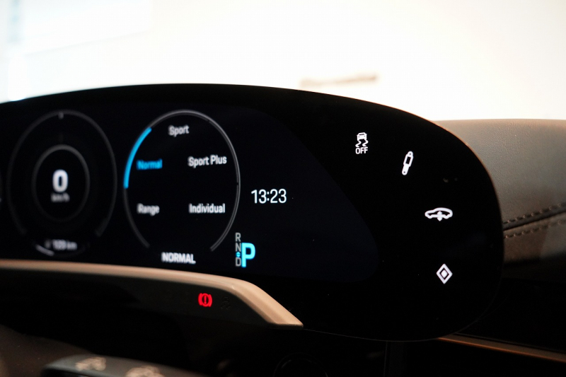 ポルシェ タイカン クロスツーリスモ 4S 1オーナー OP334 スポクロ ツートーンスムースレザー リアアクスルステア パワステプラス パノラマルーフ バルカノグレー 中古車 中古車