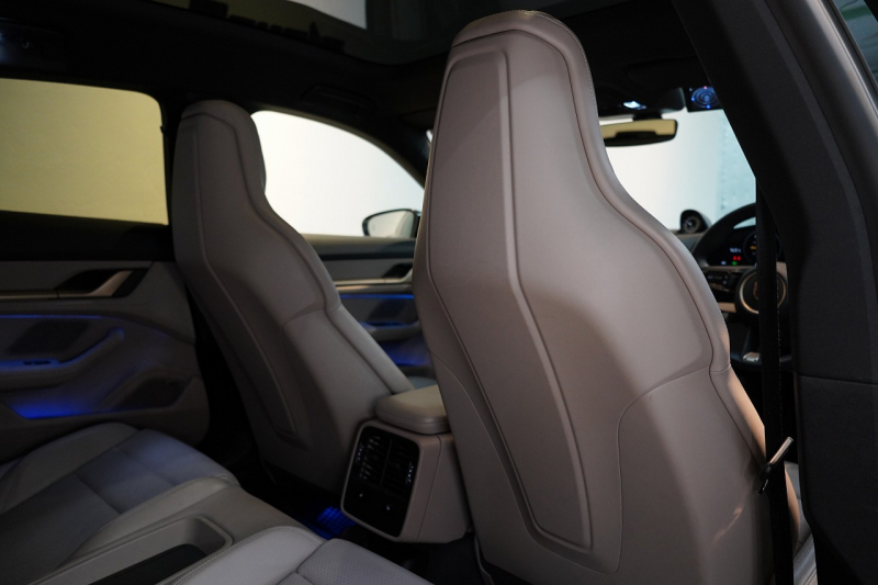 ポルシェ タイカン クロスツーリスモ 4S 1オーナー OP334 スポクロ ツートーンスムースレザー リアアクスルステア パワステプラス パノラマルーフ バルカノグレー 中古車 中古車