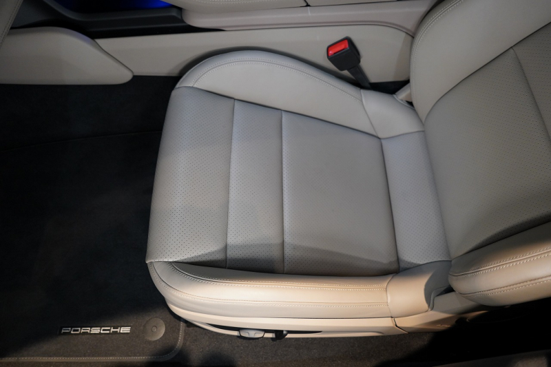 ポルシェ タイカン クロスツーリスモ 4S 1オーナー OP334 スポクロ ツートーンスムースレザー リアアクスルステア パワステプラス パノラマルーフ バルカノグレー 中古車 中古車