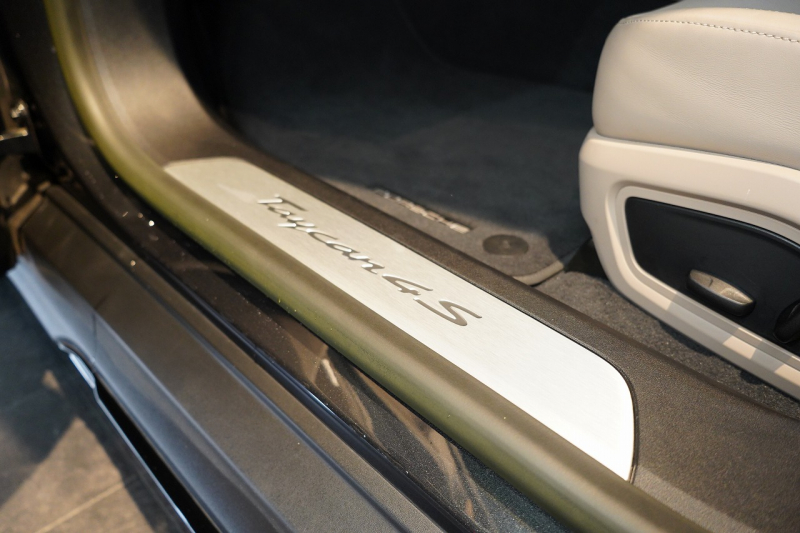 ポルシェ タイカン クロスツーリスモ 4S 1オーナー OP334 スポクロ ツートーンスムースレザー リアアクスルステア パワステプラス パノラマルーフ バルカノグレー 中古車 中古車