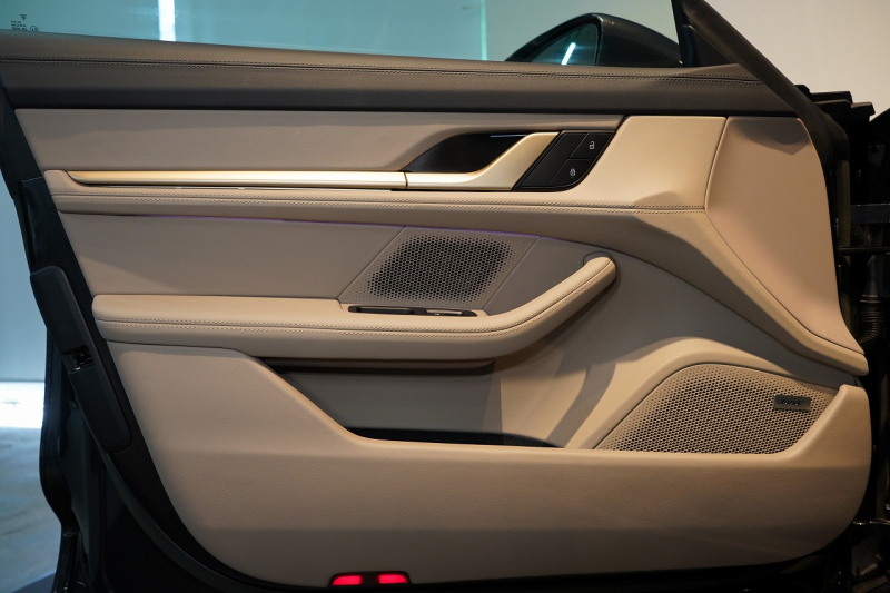 ポルシェ タイカン クロスツーリスモ 4S 1オーナー OP334 スポクロ ツートーンスムースレザー リアアクスルステア パワステプラス パノラマルーフ バルカノグレー 中古車 中古車