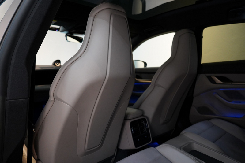 ポルシェ タイカン クロスツーリスモ 4S 1オーナー OP334 スポクロ ツートーンスムースレザー リアアクスルステア パワステプラス パノラマルーフ バルカノグレー 中古車 中古車