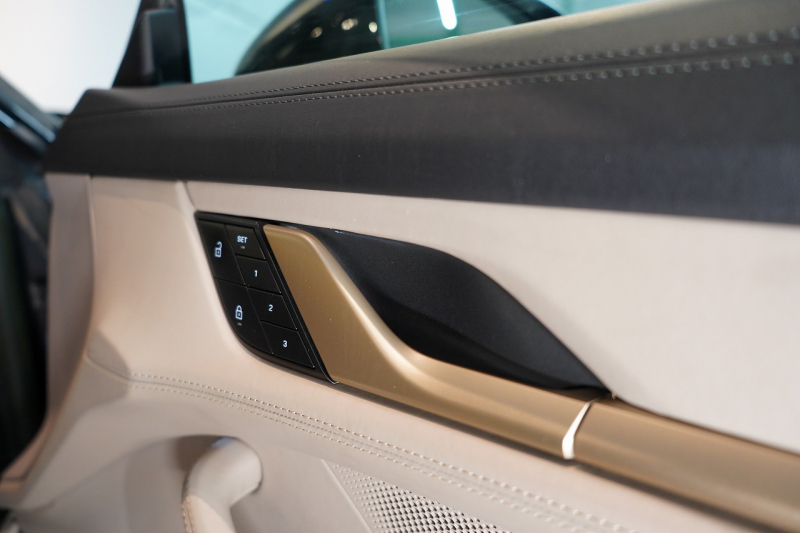 ポルシェ タイカン クロスツーリスモ 4S 1オーナー OP334 スポクロ ツートーンスムースレザー リアアクスルステア パワステプラス パノラマルーフ バルカノグレー 中古車 中古車