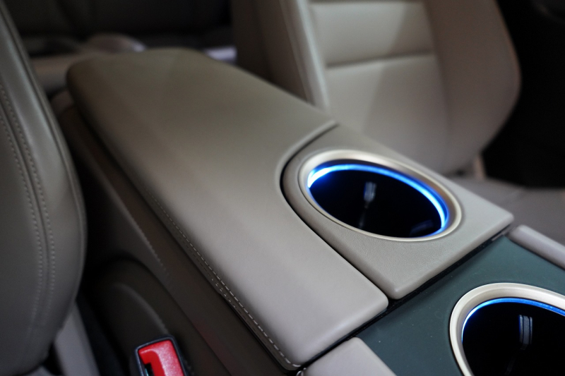 ポルシェ タイカン クロスツーリスモ 4S 1オーナー OP334 スポクロ ツートーンスムースレザー リアアクスルステア パワステプラス パノラマルーフ バルカノグレー 中古車 中古車