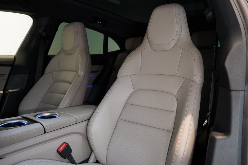 ポルシェ タイカン クロスツーリスモ 4S 1オーナー OP334 スポクロ ツートーンスムースレザー リアアクスルステア パワステプラス パノラマルーフ バルカノグレー 中古車 中古車