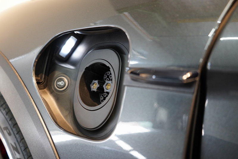 ポルシェ タイカン クロスツーリスモ 4S 1オーナー OP334 スポクロ ツートーンスムースレザー リアアクスルステア パワステプラス パノラマルーフ バルカノグレー 中古車 中古車