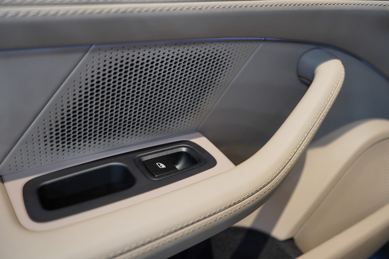 ポルシェ タイカン クロスツーリスモ 4S 1オーナー OP334 スポクロ ツートーンスムースレザー リアアクスルステア パワステプラス パノラマルーフ バルカノグレー 中古車 中古車