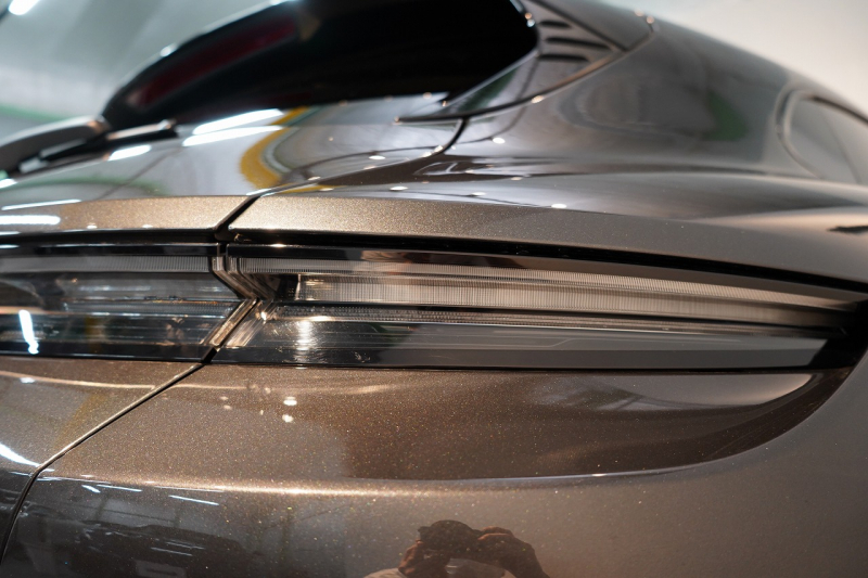 ポルシェ タイカン クロスツーリスモ 4S 1オーナー OP334 スポクロ ツートーンスムースレザー リアアクスルステア パワステプラス パノラマルーフ バルカノグレー 中古車 中古車