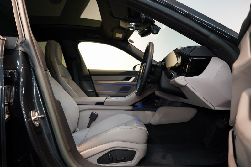 ポルシェ タイカン クロスツーリスモ 4S 1オーナー OP334 スポクロ ツートーンスムースレザー リアアクスルステア パワステプラス パノラマルーフ バルカノグレー 中古車 中古車