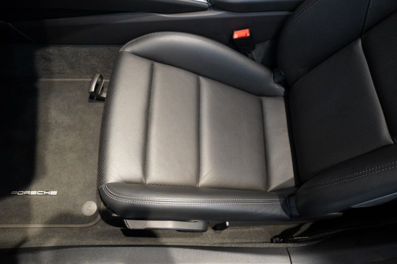 ポルシェ 718 ボクスター GTS 2.5 PDK 延長保証付 キャララホワイトメタリック PDLSティンテッドヘッドライト ロールオーバーバー同色塗装 中古車 中古車