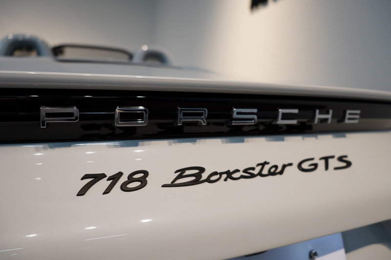 ポルシェ 718 ボクスター GTS 2.5 PDK 延長保証付 キャララホワイトメタリック PDLSティンテッドヘッドライト ロールオーバーバー同色塗装 中古車 中古車