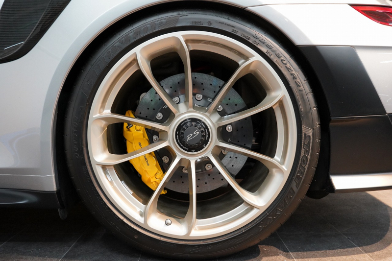 ポルシェ 911(Type991.2) GT2RS Weissach Package Fリフティング クラブスポーツ GTシルバー  中古車