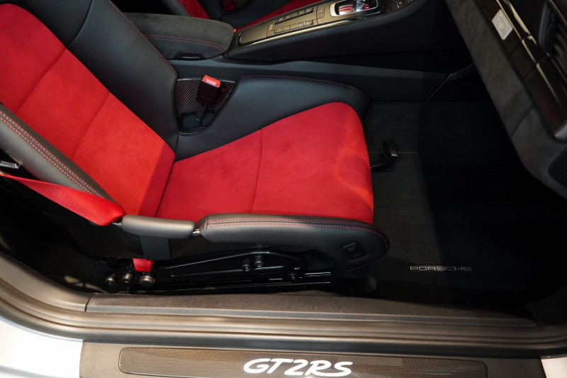 ポルシェ 911(Type991.2) GT2RS Weissach Package Fリフティング クラブスポーツ GTシルバー  中古車