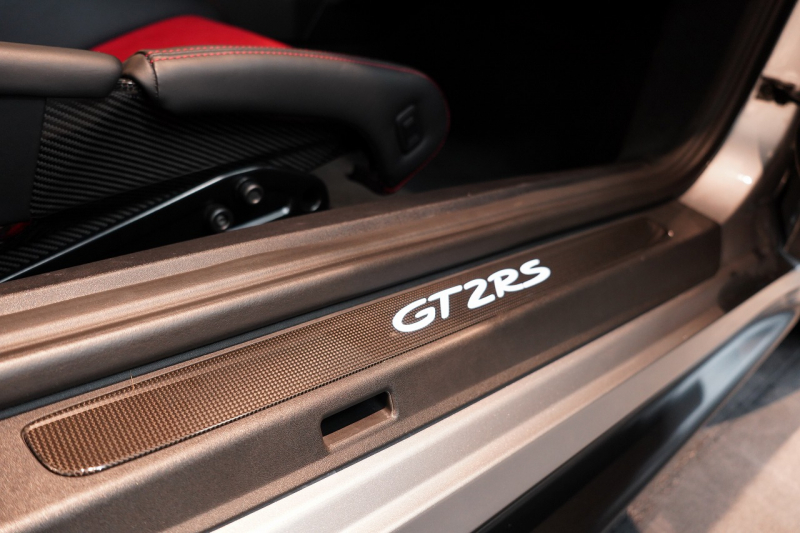 ポルシェ 911(Type991.2) GT2RS Weissach Package Fリフティング クラブスポーツ GTシルバー  中古車