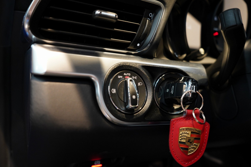 ポルシェ 911(Type991.1) Carrera 4S 7MT 左H 正規D車 スポクロ スポエグ スポーツステア カップエアロキット レザーインテリア シートベンチレーション 中古車 中古車