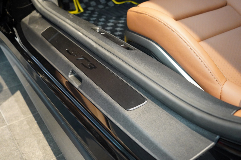 ポルシェ 新規車種 GT3 with Touring Package 6MT 正規D車 左H OP573 Exclusive Manufakturレザーインテリア PCCB Fリフト クロノPKG 1オーナー 中古車 中古車