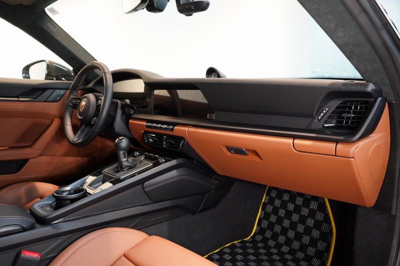 ポルシェ 新規車種 GT3 with Touring Package 6MT 正規D車 左H OP573 Exclusive Manufakturレザーインテリア PCCB Fリフト クロノPKG 1オーナー 中古車 中古車