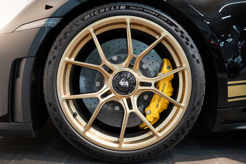 ポルシェ 新規車種 GT3 with Touring Package 6MT 正規D車 左H OP573 Exclusive Manufakturレザーインテリア PCCB Fリフト クロノPKG 1オーナー 中古車 中古車