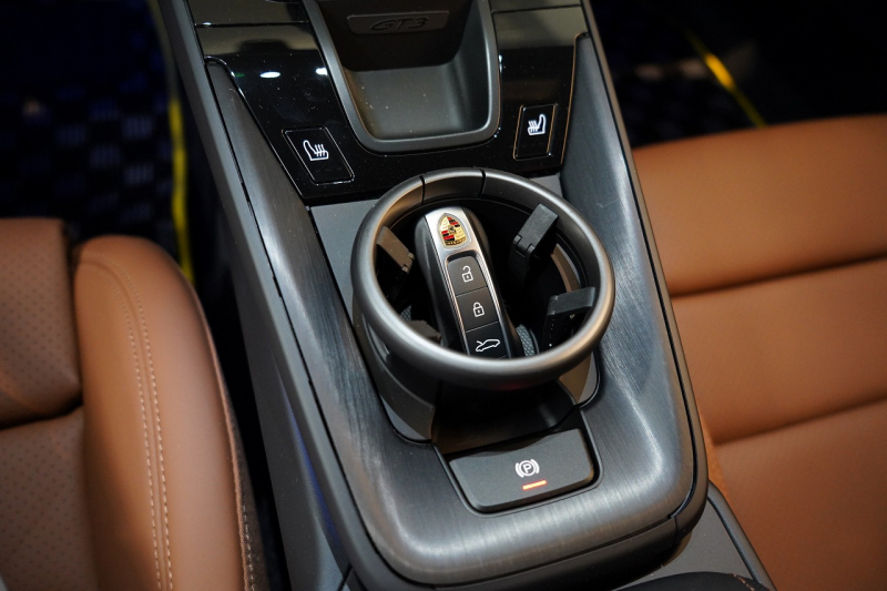 ポルシェ 新規車種 GT3 with Touring Package 6MT 正規D車 左H OP573 Exclusive Manufakturレザーインテリア PCCB Fリフト クロノPKG 1オーナー 中古車 中古車