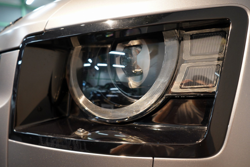 ランドローバー ディフェンダー 110 EASTNOR EDITON 全国限定50台 アイガーグレイ(サテンフィルム) エクステンデッドブラックエクステリア＆エアサスペンション＆コールドクライメートパック 禁煙車 中古車 中古車