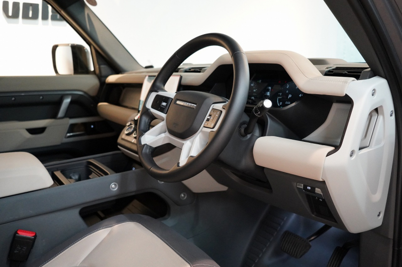 ランドローバー ディフェンダー 110 EASTNOR EDITON 全国限定50台 アイガーグレイ(サテンフィルム) エクステンデッドブラックエクステリア＆エアサスペンション＆コールドクライメートパック 禁煙車 中古車 中古車