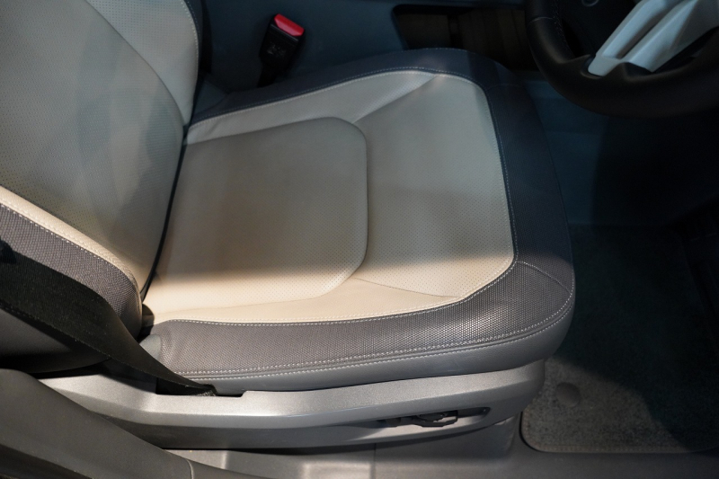 ランドローバー ディフェンダー 110 EASTNOR EDITON 全国限定50台 アイガーグレイ(サテンフィルム) エクステンデッドブラックエクステリア＆エアサスペンション＆コールドクライメートパック 禁煙車 中古車 中古車