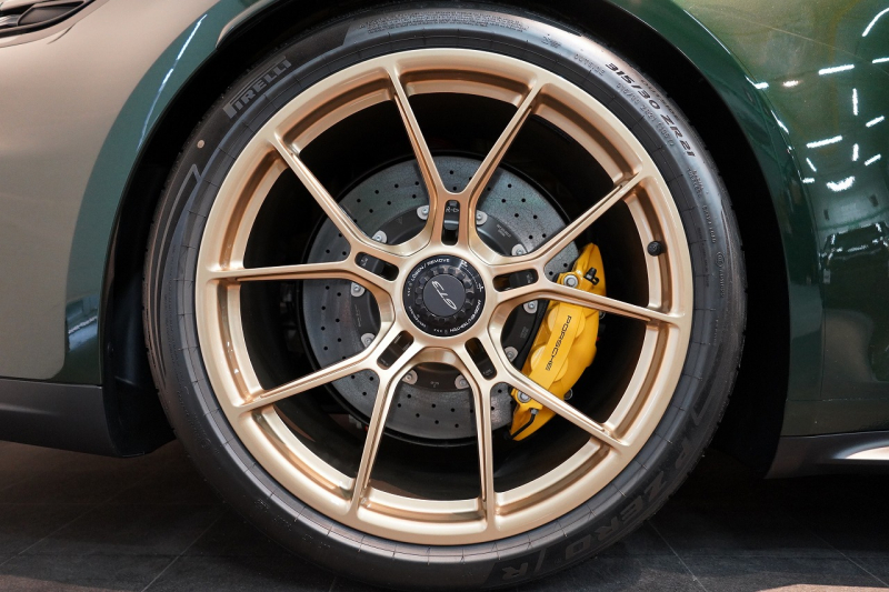 ポルシェ 911(Type992) (Type992.2) GT3 OP452 PCCB フロントリフト クロノPKG レザー＆Race-Tex拡張インテリア HDマトリックスヘッドライト 1オーナー 中古車 中古車