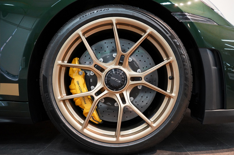 ポルシェ 911(Type992) (Type992.2) GT3 OP452 PCCB フロントリフト クロノPKG レザー＆Race-Tex拡張インテリア HDマトリックスヘッドライト 1オーナー 中古車 中古車