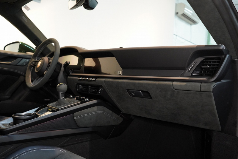 ポルシェ 911(Type992) (Type992.2) GT3 OP452 PCCB フロントリフト クロノPKG レザー＆Race-Tex拡張インテリア HDマトリックスヘッドライト 1オーナー 中古車 中古車