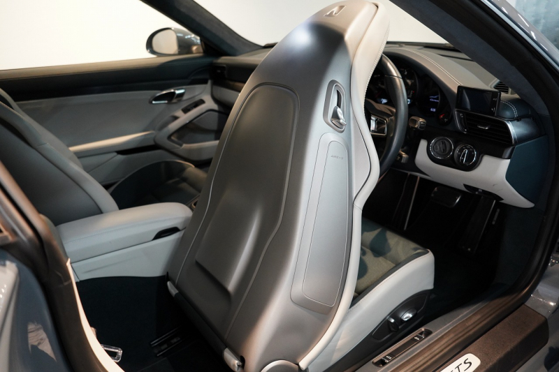 ポルシェ 911(Type991.2) Carrera GTS PDK レザー×Sport-Texインテリア(グラファイトブルー×クレヨン) 前後パークアシスト付リバーシングカメラ グラファイトブルーメタリック 中古車 中古車