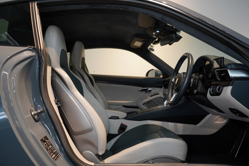 ポルシェ 911(Type991.2) Carrera GTS PDK レザー×Sport-Texインテリア(グラファイトブルー×クレヨン) 前後パークアシスト付リバーシングカメラ グラファイトブルーメタリック 中古車 中古車