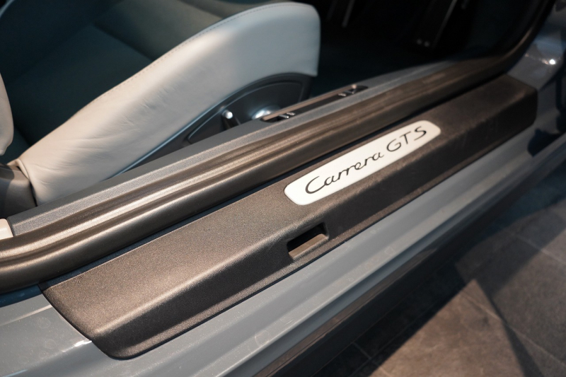 ポルシェ 911(Type991.2) Carrera GTS PDK レザー×Sport-Texインテリア(グラファイトブルー×クレヨン) 前後パークアシスト付リバーシングカメラ グラファイトブルーメタリック 中古車 中古車
