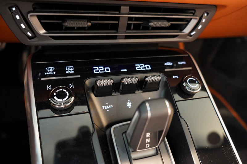 ポルシェ 911(Type992) Turbo S Cabriolet PDK 左H 1オーナー PSMP2年付 スポーツデザインPKG ヘリテージデザインPKGクラシック スポエグ フロントリフト マトリクスLED 中古車 中古車