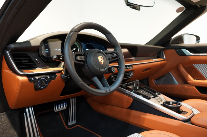 ポルシェ 911(Type992) Turbo S Cabriolet PDK 左H 1オーナー PSMP2年付 スポーツデザインPKG ヘリテージデザインPKGクラシック スポエグ フロントリフト マトリクスLED 中古車 中古車