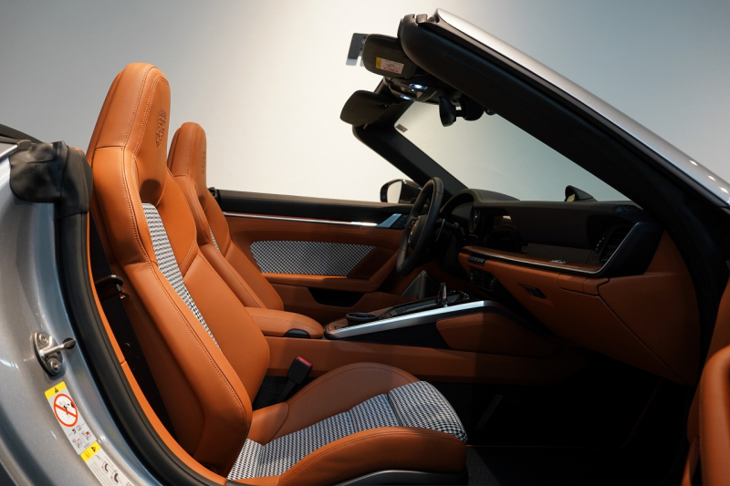 ポルシェ 911(Type992) Turbo S Cabriolet PDK 左H 1オーナー PSMP2年付 スポーツデザインPKG ヘリテージデザインPKGクラシック スポエグ フロントリフト マトリクスLED 中古車 中古車