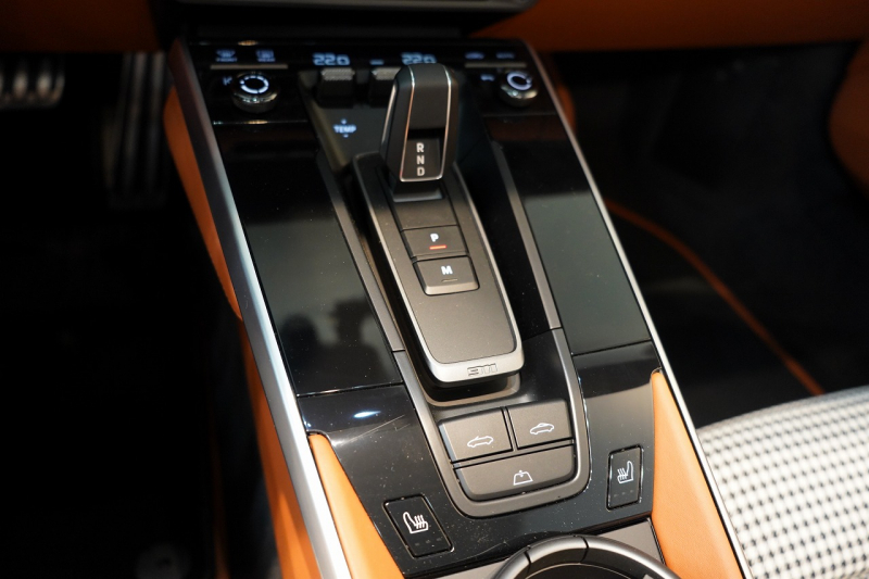 ポルシェ 911(Type992) Turbo S Cabriolet PDK 左H 1オーナー PSMP2年付 スポーツデザインPKG ヘリテージデザインPKGクラシック スポエグ フロントリフト マトリクスLED 中古車 中古車