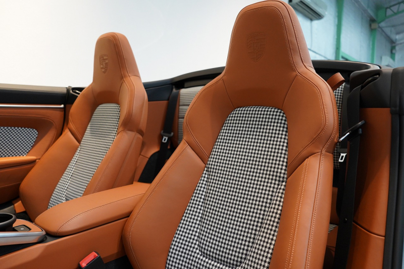 ポルシェ 911(Type992) Turbo S Cabriolet PDK 左H 1オーナー PSMP2年付 スポーツデザインPKG ヘリテージデザインPKGクラシック スポエグ フロントリフト マトリクスLED 中古車 中古車