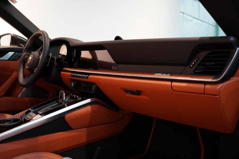 ポルシェ 911(Type992) Turbo S Cabriolet PDK 左H 1オーナー PSMP2年付 スポーツデザインPKG ヘリテージデザインPKGクラシック スポエグ フロントリフト マトリクスLED 中古車 中古車