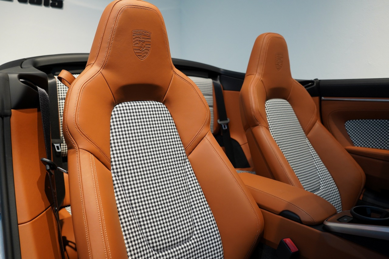 ポルシェ 911(Type992) Turbo S Cabriolet PDK 左H 1オーナー PSMP2年付 スポーツデザインPKG ヘリテージデザインPKGクラシック スポエグ フロントリフト マトリクスLED 中古車 中古車