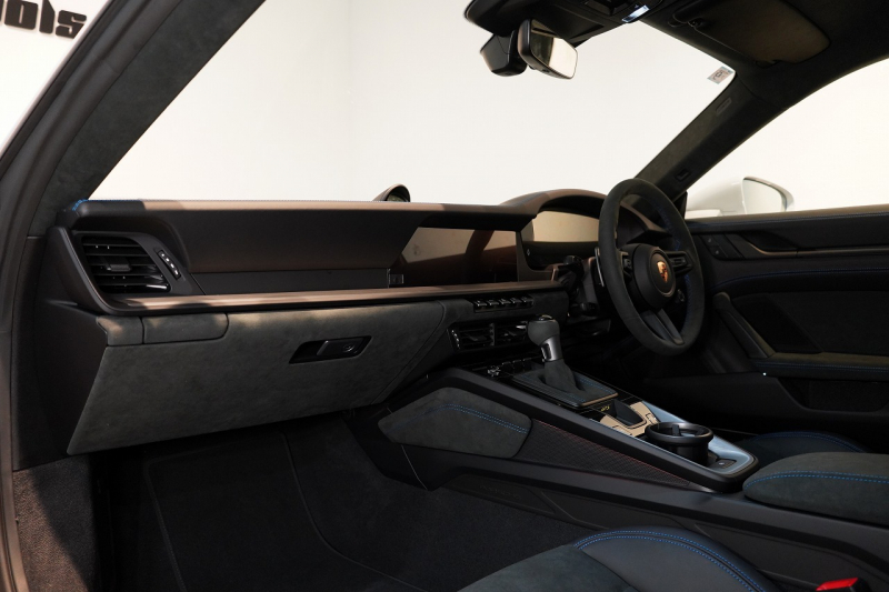 ポルシェ 911(Type992) GT3 PDK 後期モデル(Type992.2) 1オーナー OP407 PCCB フロントリフト HDマトリックスLEDヘッドライト(ティンテッド) クロノPKG 中古車 中古車