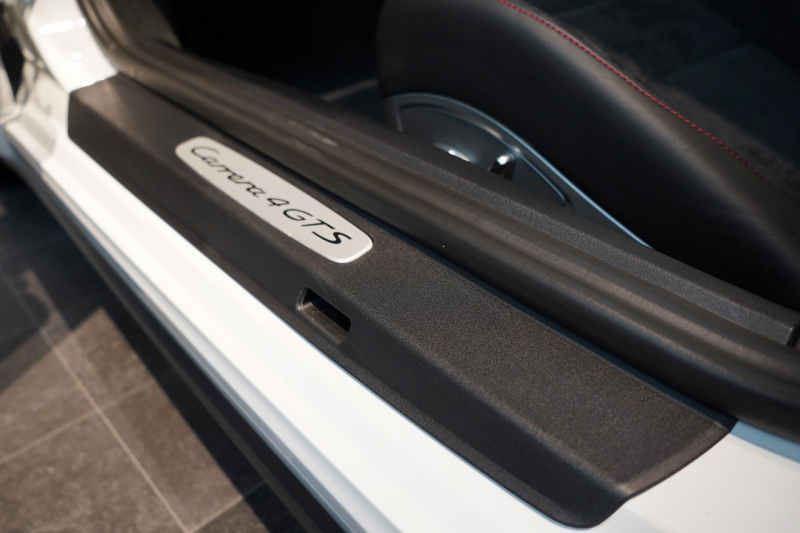 ポルシェ 911(Type991.2) Carrera 4 GTS GTSインテリア&カーボンインテリア フロントリフト  キャララホワイト 中古車 中古車