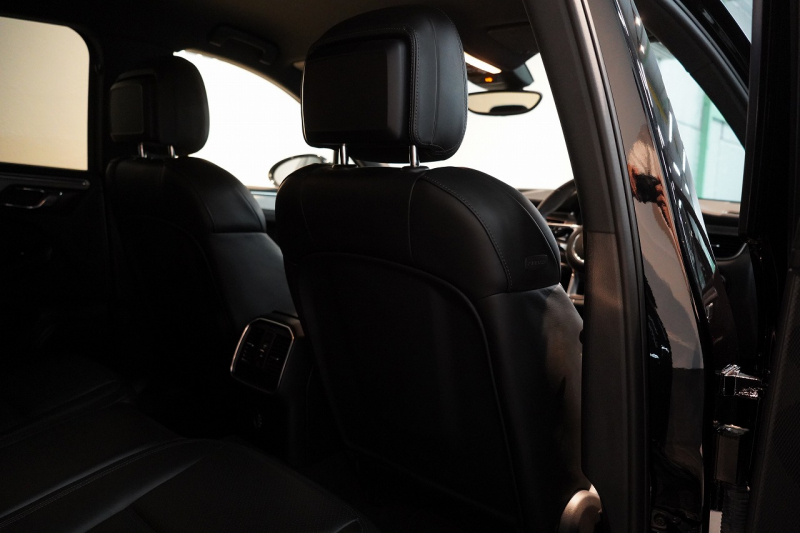 ポルシェ マカン GTS PASM付エアサス PDLS+LEDヘッドライト フルレザーインテリア レーンキープ&チェンジ 中古車 中古車