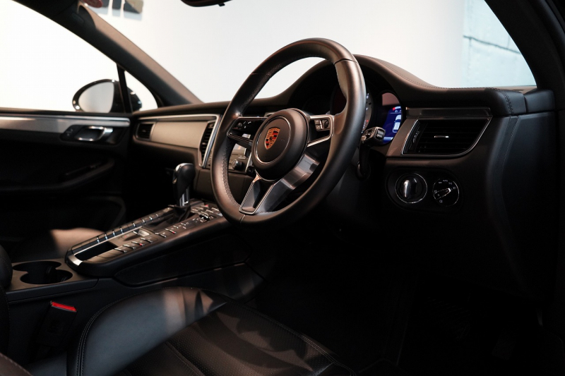 ポルシェ マカン GTS PASM付エアサス PDLS+LEDヘッドライト フルレザーインテリア レーンキープ&チェンジ 中古車 中古車